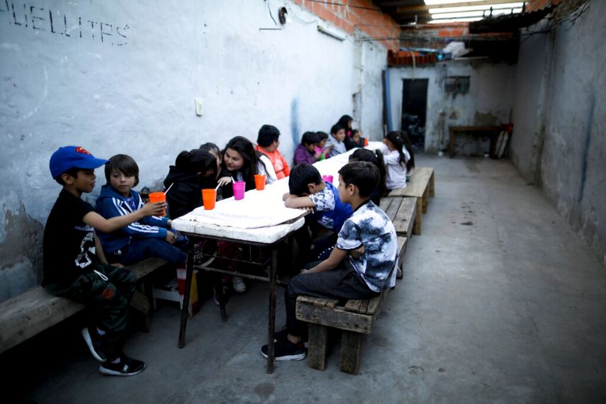 En esta foto del 17 de septiembre de 2019, los ni&ntilde;os esperan ser servidos en un comedor de beneficencia en las afueras de Buenos Aires, Argentina.&nbsp;