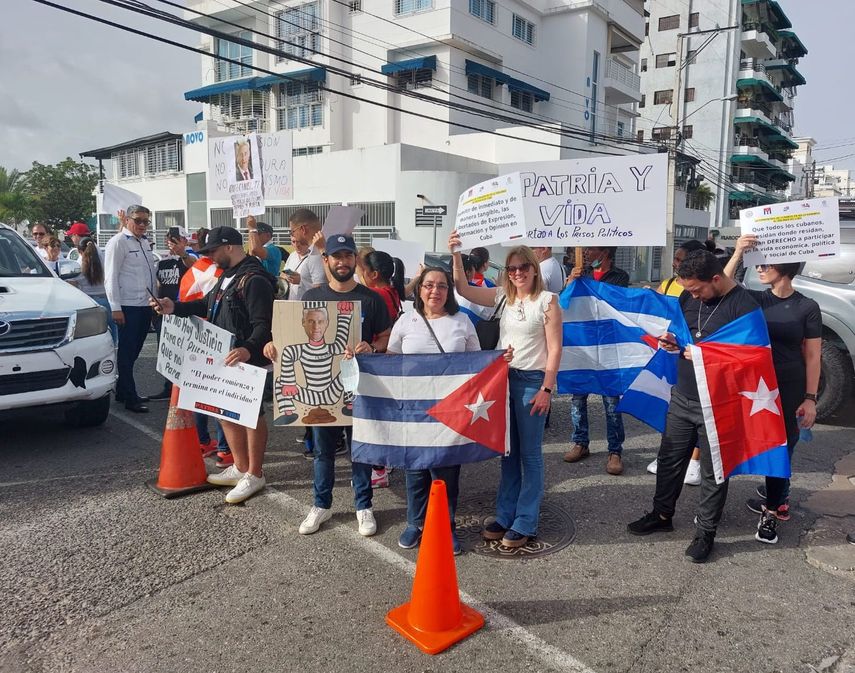 Cubanos durante manifestación civil en Santo Domingo.