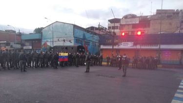 maduro envia a las fuerzas de seguridad a las calles para radicalizar la cuarentena