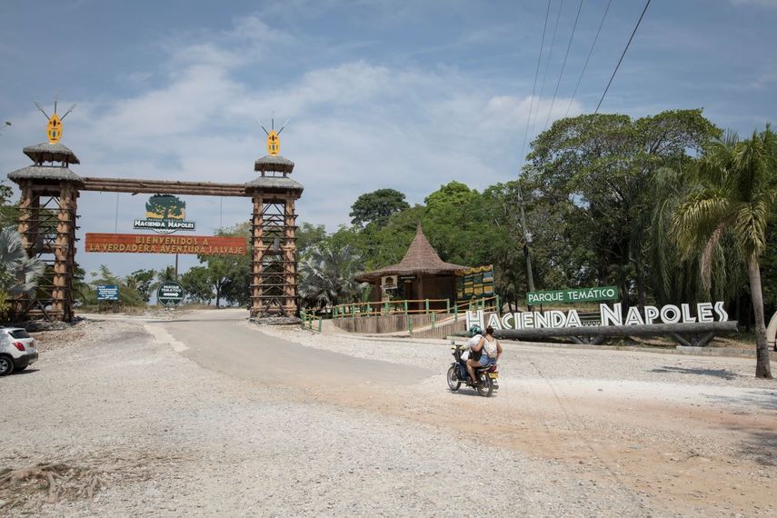 Una pareja conduce su motocicleta al Parque Hacienda Nápoles en Puerto Triunfo, Colombia, el 11 de febrero de 2020.
