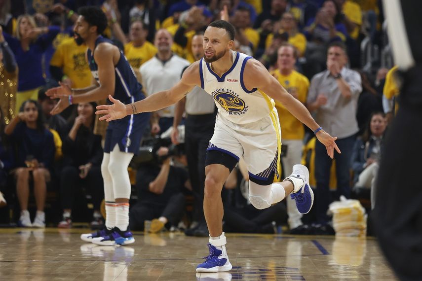 El base de los Warriors de Golden State Stephen Curry reacciona durante el juego 2 de las Finales de la Conferencia Oeste ante los Mavericks de Dallas el viernes 20 de mayo del 2022.&nbsp;