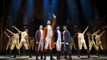 Escena el musical de Broadway Hamilton, escrito y dirigido por  Lin-Manuel Miranda.