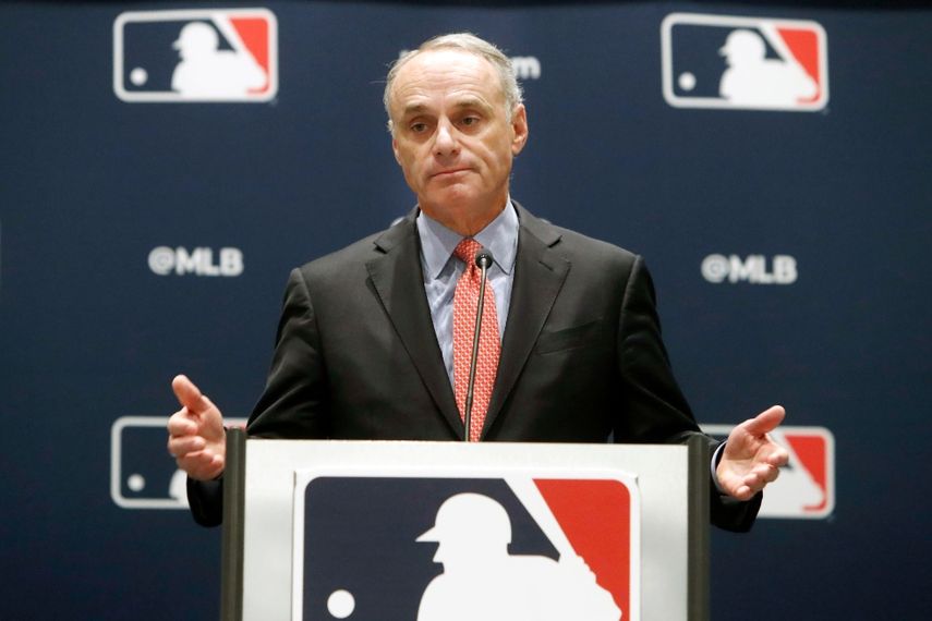 En esta foto del 21 de noviembre de 2019, el comisionado del b&eacute;isbol Rob Manfred durante una rueda de prensa en Arlington, Texas