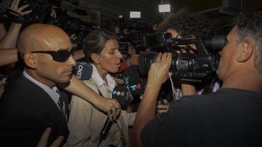 La exmujer del fiscal argentino Alberto Nisman, Sandra Arroyo Salgado (c), asiste a la sede la Fiscalía, este martes 20 de enero de 2015, en Buenos Aires (Argentina). Arroyo Salgado puso en duda hoy la hipótesis del suicidio de Nisman, una de las que b