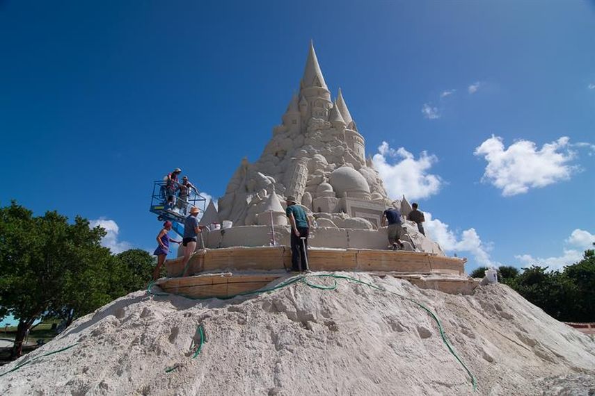 La construcción, a cargo de la empresa Sand Sculpture Co. y auspiciada por las Aerolíneas Turcas, utilizó un total de 1.800 toneladas de arena. (EFE)