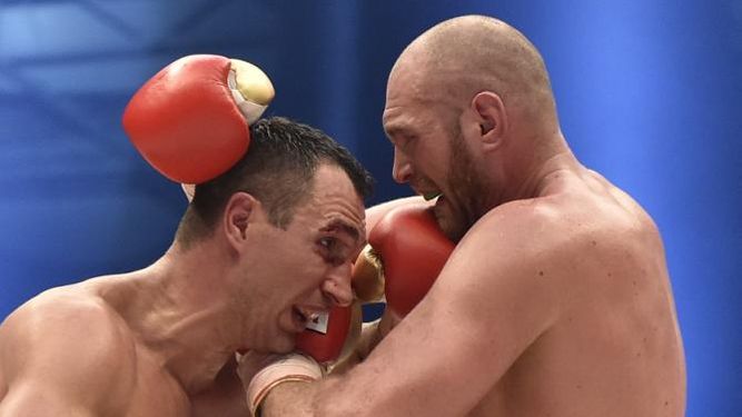 Fury (derecha) venció a Klitschko (izquierda) por decisión unánime en noviembre. (ARCHIVO)