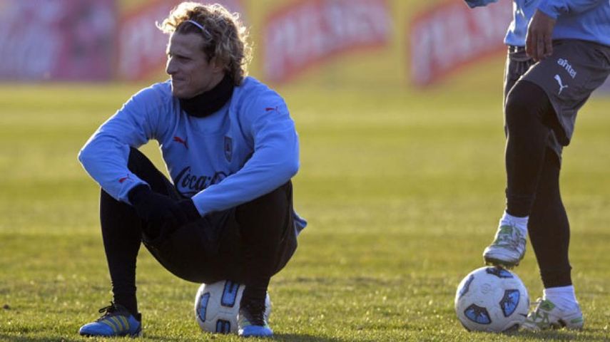 A Forlán se le vence su contrato en Japón al final de esta contienda. (AP)