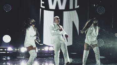Pitbull reapareció con su energía en Premios Juventud 2020.