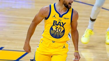 Stephen Curry, de los Warriors de Golden State, festeja luego de llegar a 62 puntos en el partido del domingo 3 de enero de 2021, ante los Trail Blazers de Portland&nbsp;
