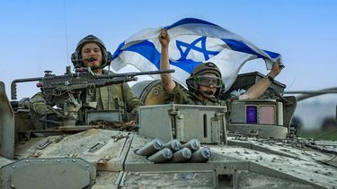Soldados israelíes realizan prácticas militares.