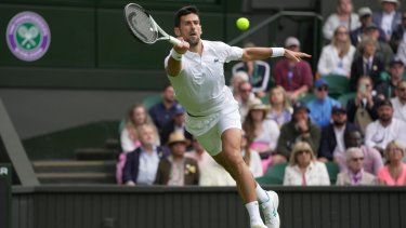 Novak Djokovic devuelve ante Pedro Cachín durante la primera ronda del torneo de Wimbledon, el lunes 3 de julio de 2023, en Londres.&nbsp;