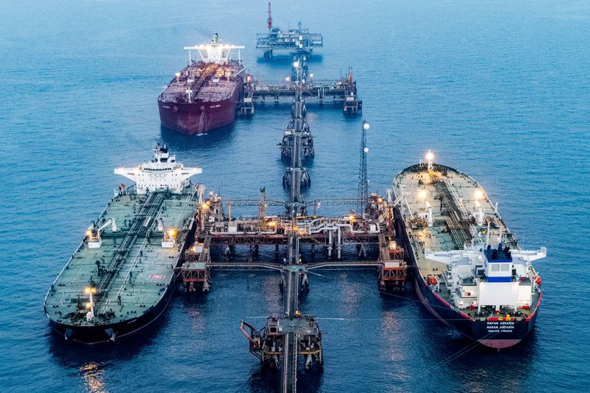 Barcos petroleros llenan sus bodegas con el llamado oro negro.