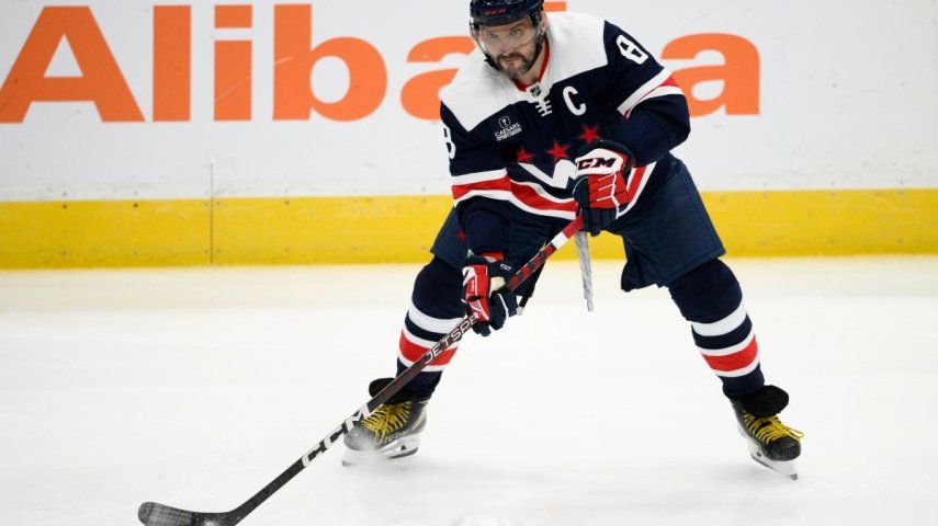 El capitán de los Capitals, Alex Ovechkin, controla el puck durante el tercer periodo de un juego frente a los Red Wings el 19 de diciembre de 2022.