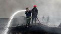 Los bomberos trabajan para apagar un incendio mortal en una instalación de almacenamiento de petróleo en Matanzas, Cuba.