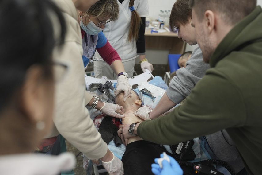 Los trabajadores médicos intentan sin éxito salvar la vida del hijo de 18 meses de Marina Yatsko, Kirill, quien resultó herido de muerte por los bombardeos, en un hospital en Mariupol, Ucrania, el viernes 4 de marzo de 2022.&nbsp;