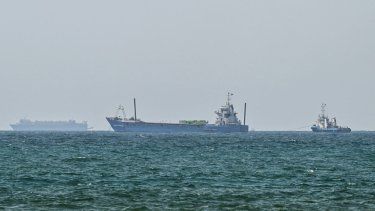 Los barcos están anclados frente a la costa de Sharjah en los Emiratos Árabes Unidos.&nbsp;El nuevo organismo de Irán encargado del estrecho de Ormuz dijo que su área de control reclamada se extiende a las aguas emiratíes, lo que provocó una fuerte reprimenda del vecino del Golfo.&nbsp;