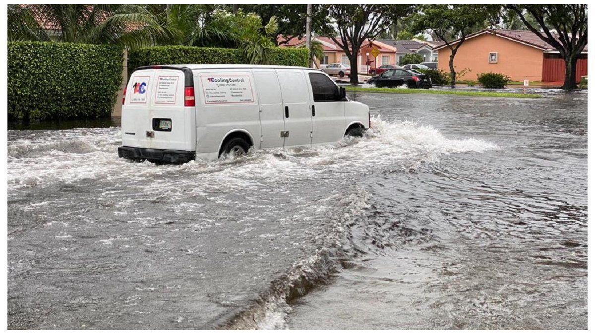 Fuertes lluvias ocasionan inundaciones en MiamiDade y Broward