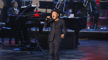 El homenajeado Rubén Blades acepta la Persona del Año en el escenario durante la Gala Persona del Año 2021 de la Academia Latina de la Grabación en honor a Ruben Blades en el Michelob ULTRA Arena el 17 de noviembre de 2021 en Las Vegas, Nevada.