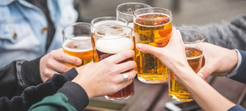 El consumo de alcohol se asocia con un riesgo levemente menor de ataques cardiacos no fatales.&nbsp;