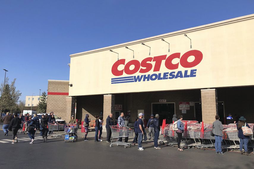 En esta fotograf&iacute;a de archivo del 20 de marzo de 2020, clientes hacen fila para ingresar a una tienda Costco en Tacoma, Washington.&nbsp;