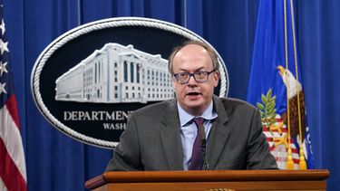 Jeff Clark, fiscal general adjunto de la Divisi&oacute;n de Recursos Ambientales y Naturales, habla durante una conferencia de prensa en el Departamento de Justicia, en Washington. (AP Foto/Susan Walsh, Pool) &nbsp;