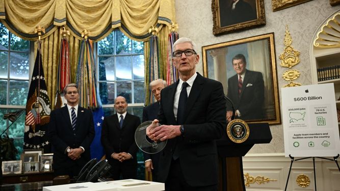 El CEO de Apple, Tim Cook, habla mientras el presidente Donald Trump (2º derecha) el secretario de Comercio, Howard Lutnick (2º Izquierda) y el secretario del Tesoro, Scott Bessent (Izquierda) observan en la Oficina Oval de la Casa Blanca en Washington, DC, el 6 de agosto de 2025 donde anuncio que Apple invertirá 100 mil millones de dólares adicionales en Estados Unidos, llevando su compromiso total a 600 mil millones de dólares en los próximos cuatro años.