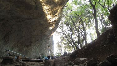 Esta foto sin fecha proporcionada por Ludovic Slimak, se ve a científicos trabajando en la entrada de la cueva Mandrin, cerca de Montelimar, en el sur de Francia.&nbsp;