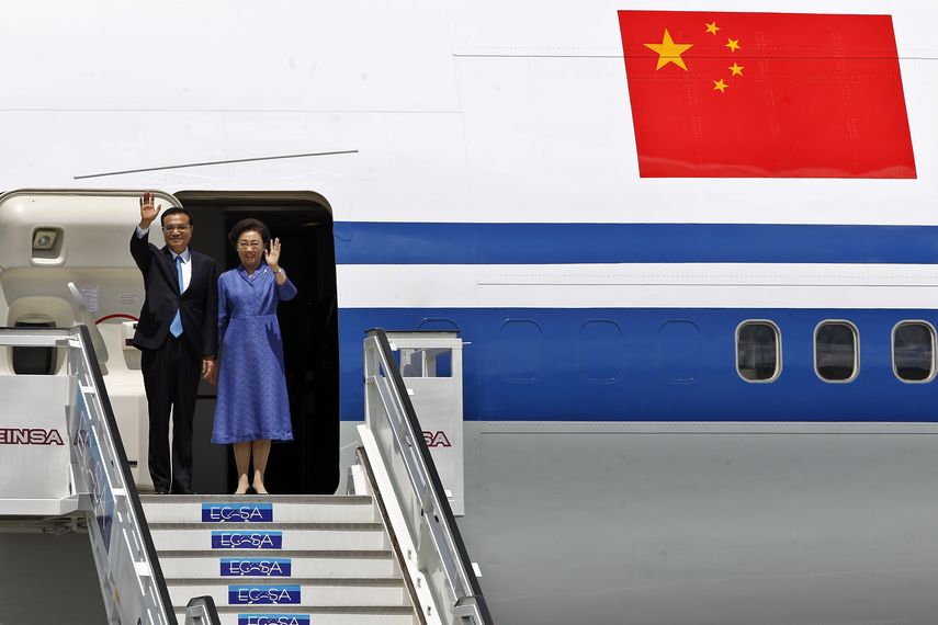 El primer&nbsp;ministro&nbsp;de China, Li Keqiang, saluda junto a su esposa, Cheng Hong, a su llegada al aeropuerto internacional de La Habana, Cuba