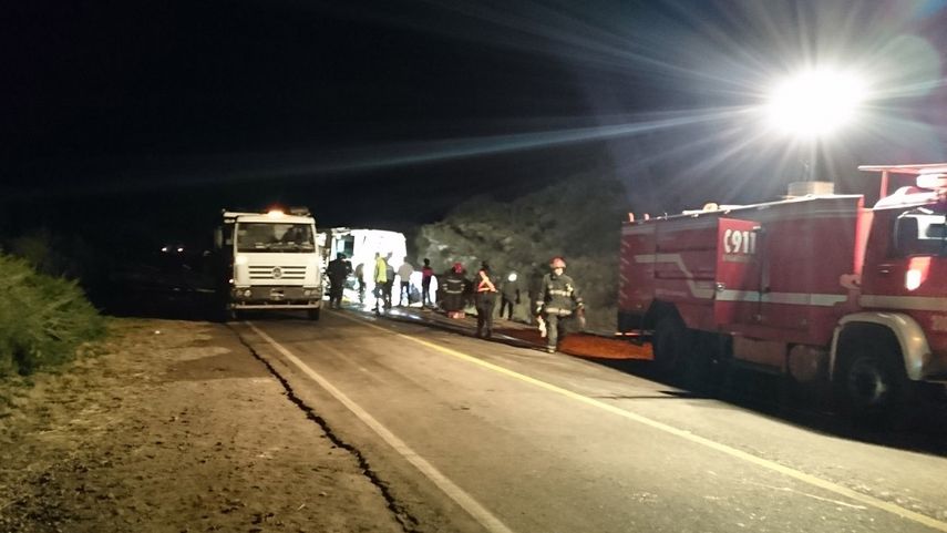 Personal de emergencias asiste al lugar en el que se volcó un autobús en una carretera de Mendoza, Argentina, donde perdieron la vida al menos 15 personas, entre ellas varios menores de edad.&nbsp;