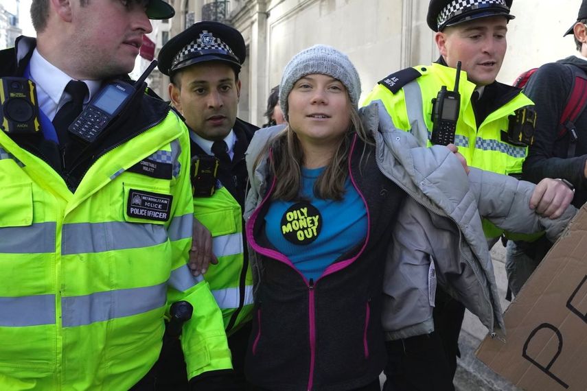 La activista ambiental Greta Thunberg es detenida por la policía durante la protesta contra un foro de empresas de petróleo y gas en el Hitek InterContinental, Londres, 17 de octubre de 2023.&nbsp;