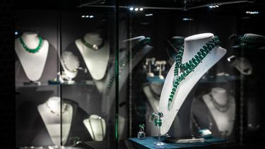 Una fotografía tomada el 8 de mayo de 2023 muestra joyas de Bulgari en vitrinas durante una vista previa para la prensa de las ventas del Mundo de Heidi Horten de la casa de subasta Christies en Ginebra.
