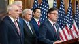 El presidente de la Cámara de Representantes, Mike Johnson, durante una conferencia de prensa en el Capitolio y escoltado por congresistas republicanos.