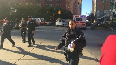 Fuerzas policiales responden a un tiroteo en Manhattan, Nueva York, con saldo preliminar de cinco personas heridas.