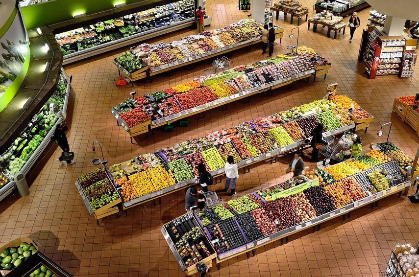 Vista del área de venta de vegetales y frutas en un supermercado.