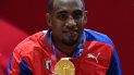 El medallista de oro Arlen López de Cuba celebra con su medalla en el podio después de ganar la pelea final de boxeo de peso ligero masculino (75-81 kg) contra el británico Benjamin Whittaker durante los Juegos Olímpicos de Tokio 2020 El medallista de oro Arlen López de Cuba celebra con su medalla en el podio después de ganar la pelea final de boxeo de peso ligero masculino (75-81 kg) contra el británico Benjamin Whittaker durante los Juegos Olímpicos de Tokio 2020