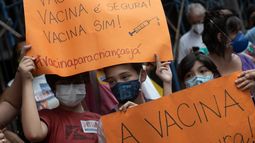 Niños sostienen letreros con el mensaje en portugués: “¡La vacuna es un derecho! ¡La vacuna es segura! ¡Sí a la vacuna!”, durante una manifestación a favor de la vacuna contra el COVID-19 en Río de Janeiro, el miércoles 5 de enero de 2022. (AP Foto/Bruna Prado)