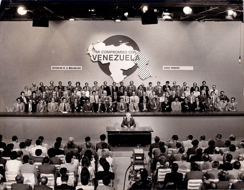 El candidato presidencial Herrera Campíns, en la presentación de su programa de gobierno, acompañado por los líderes políticos y de la sociedad civil que lo acompañaban, de los padres del Pacto de Puntofijo, Rafael Caldera y Jóvito Villalba, de los fundadores del partido COPEI, entre otros, Pedro del Corral, José Antonio Pérez Díaz, Lorenzo Fernández, Godofredo González, y de la generación de 1958, Eduardo Fernández y Oswaldo Álvarez Paz, 1978