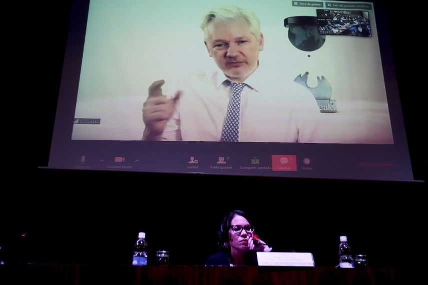 Fotografía de una pantalla donde aparece Julián&nbsp;Assange&nbsp;durante una videoconferencia desde la Embajada de Ecuador en Londres, y con la participación de María Pessina, directora general del Centro Internacional de Estudios Superiores de Comunicación para América Latina.