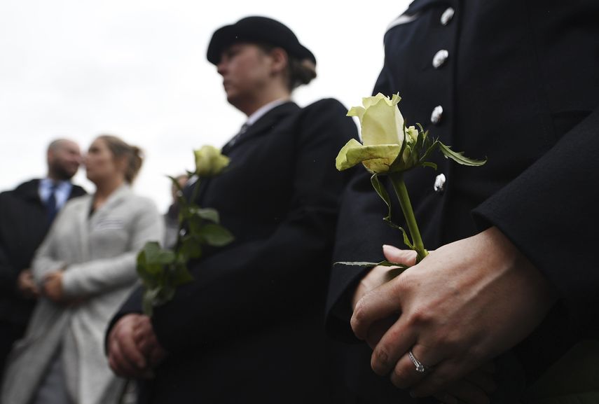 Miembros de la policía con flores participan junto con miembros de la comunidad musulmana en una vigilia por el&nbsp;atentado.&nbsp;