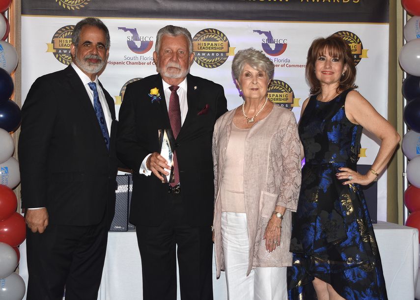 Pedro García, tasador de la propiedad de Miami-Dade, recibe el premio por su servicio público, junto a su esposa.