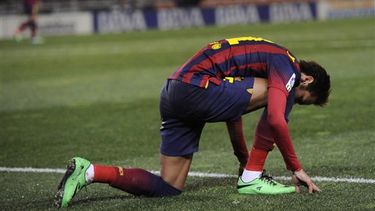 El brasileño Neymar da Silva, del Barcelona, pone una rodilla sobre el césped al final del partido contra la Real Sociedad por la liga española en el estadio de Anoeta, en San Sebastián, España, el sábad