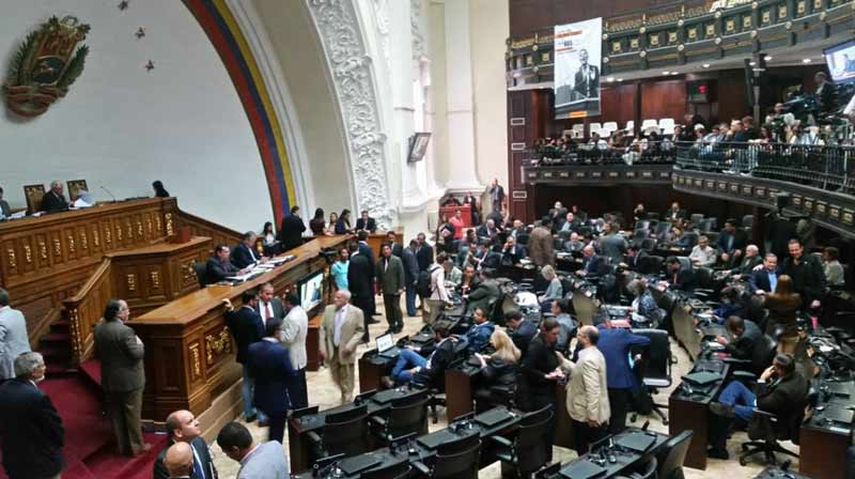 Varios diputados opositores venezolanos aseguraron que&nbsp;la medida no resolverá la dura crisis económica que atraviesa el país, sino que por el contrario, la profundizará.