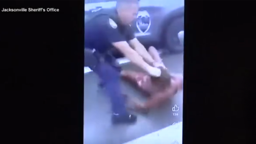 Captura de video muestra a un oficial de Jacksonville mientras realizada el arresto de una mujer.
