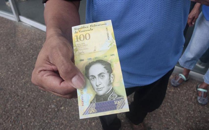 La inflación acumulada en Venezuela hasta noviembre de este año, que alcanzó el 1.369 %, según datos del Parlamento, no ha impedido que algunos hallen rentabilidad en unos billetes devaluados.