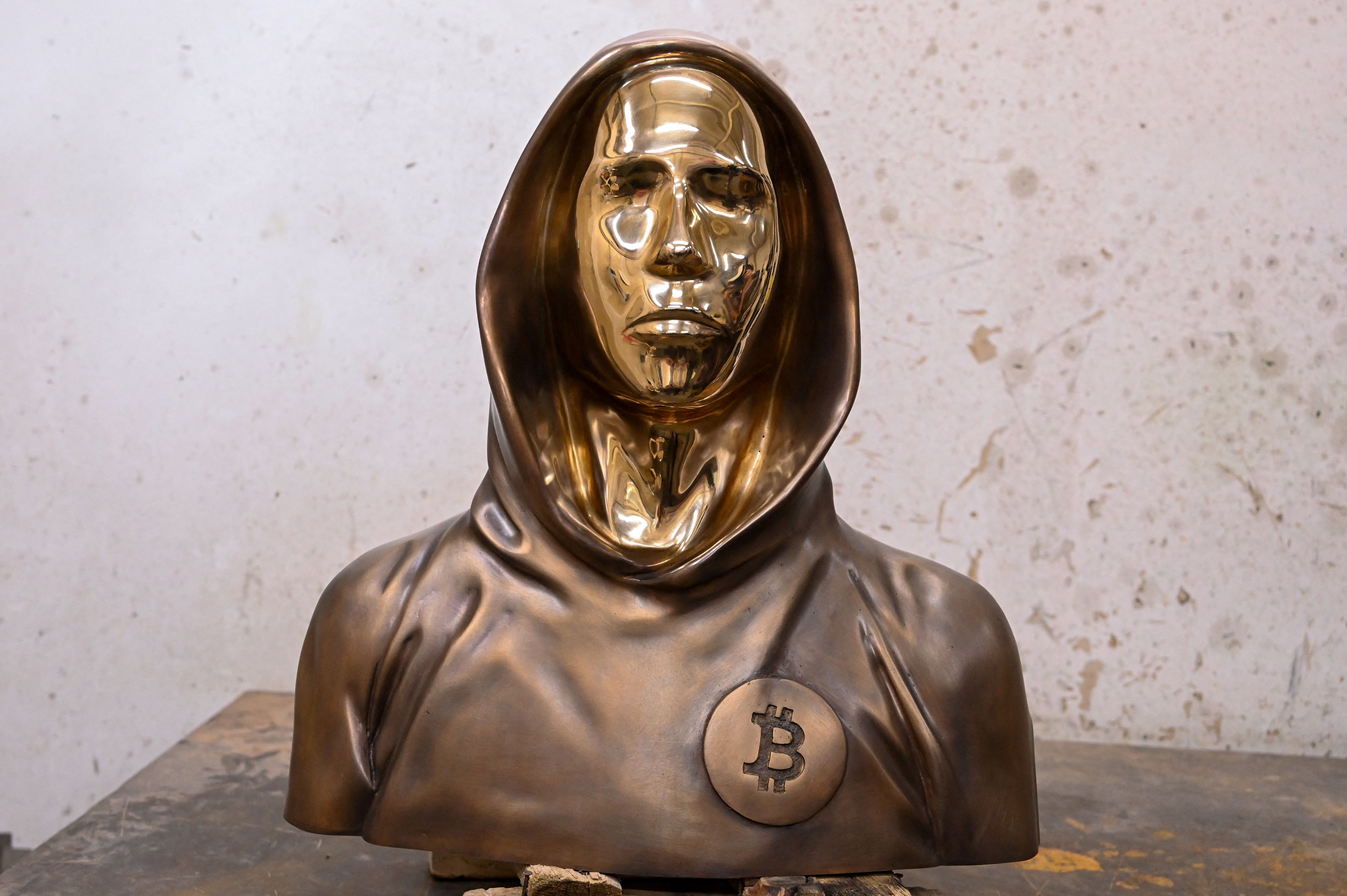 Una estatua en Budapest para el misterioso creador del bitcóin Una estatua en Budapest para el misterioso creador del bitcóin