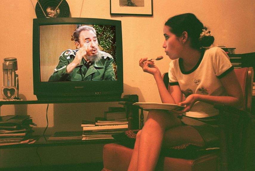 Una cubana escucha el discurso del dictador Fidel Castro el 2 de febrero de 1998, transmitido por el canal nacional de televisión del país en La Habana. Durante su alocución, Castro ofreció su valoración sobre la reciente visita del papa Juan Pablo II a Cuba. &nbsp;