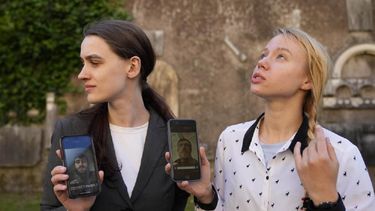 Esposas de soldados ucranianos piden ayuda al Papa. En la foto Kateryna Prokopenko, derecha, esposa de Denys Prokopenko, comandante del regimiento de Azov del ejército ucraniano; y Yulia Fedosiuk, esposa de Arseny Fedosiuk, otro miembro del regimiento muestran fotos de sus esposo