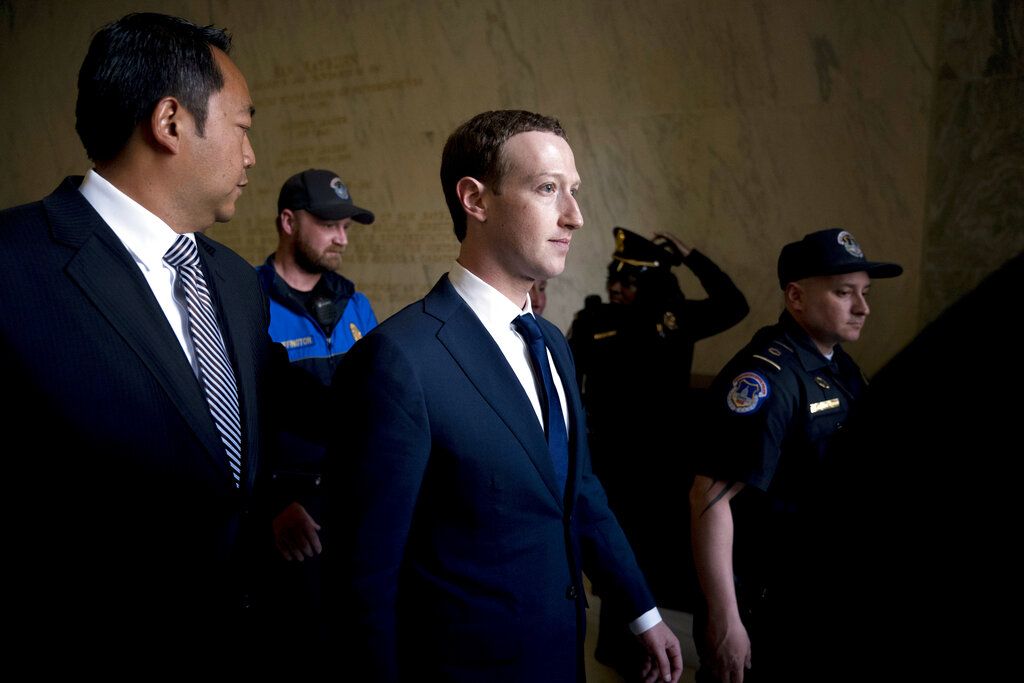 El CEO de Facebook Mark Zuckerberg (centro) a su llegada a una cumbre del foro de Cooperación Económica de Asia y el Pacífico en Lima el 19 de noviembre del 2016. (AP Photo/Andrew Harnik, File) El CEO de Facebook Mark Zuckerberg (centro) a su llegada a una cumbre del foro de Cooperación Económica de Asia y el Pacífico en Lima el 19 de noviembre del 2016. (AP Photo/Andrew Harnik, File)