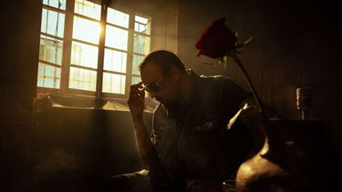 Pepe Aguilar presenta el tema “Cliente frecuente”.