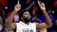Joel Embiid, de los 76ers de Filadelfia, camina rumbo al calentamiento previo al Juego 1 de la serie de primera ronda del baloncesto de la NBA en contra de los Nets de Brooklyn, el sábado 15 de abril de 2023.